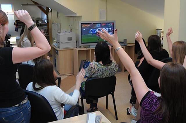 Futbolo čempionatas: vyrų piniginės tuštėja, moterys - gražėja