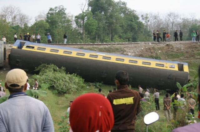 Indonezijoje nuo bėgių nuriedėjo traukinys, žuvo mažiausiai 6 žmonės