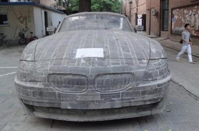 Kinai iš akmens iškalė ne tik BMW Z4 kėbulą, bet ir vidų