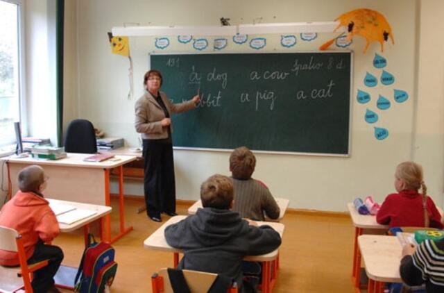 Ministerija: kitąmet aukštųjų mokyklų darbuotojų ir mokytojų atlyginimai nemažės