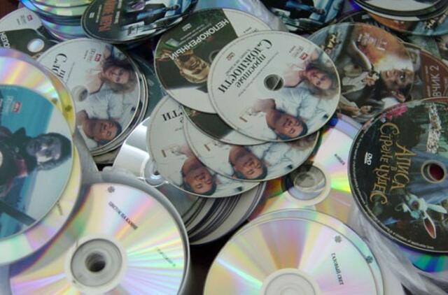 Pasienyje sulaikytas automobilis, vežęs piratinius filmus