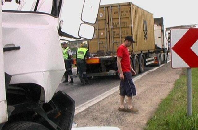 Sunkvežimio vairuotojas vilkiką taranavo užsižiopsojęs