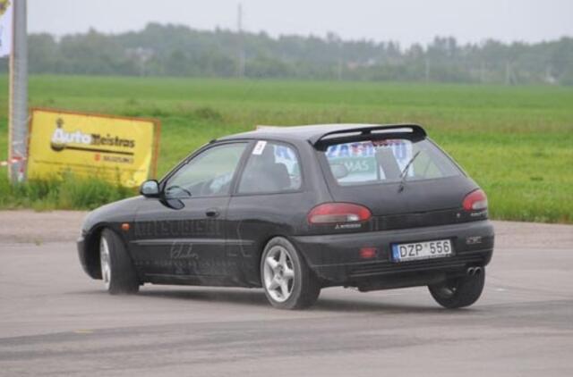 Vėjas neišbaidė automobilių slalomo entuziastų