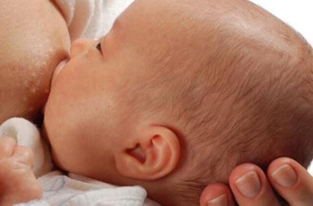 Vokietijos policija sulaikė moterį, kuri vairuodama automobilį žindė kūdikį