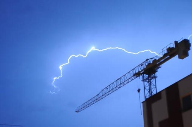 Žaibai padegė tris namus, liūtis sėmė rūsius, vėjai laužė medžius