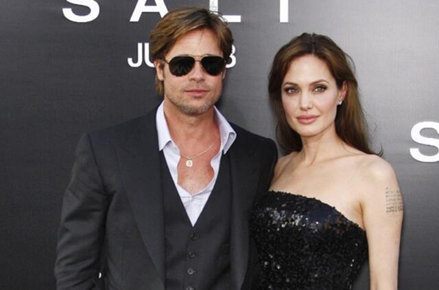 Bredas Pitas ir Andželina Džoli už gandus apie skyrybas prisiteisė kompensaciją