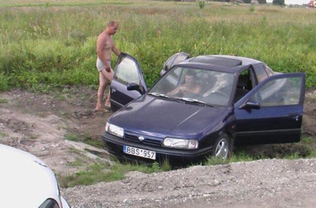 Įkaušusi kompanija automobilį nustūmė į griovį