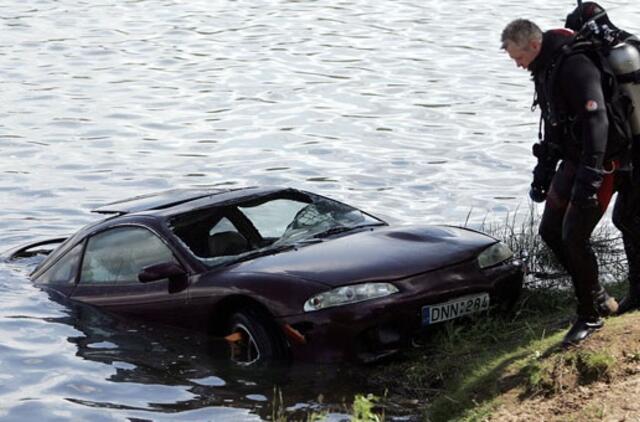 Iš karjero gelmės ištrauktas nuskendęs automobilis