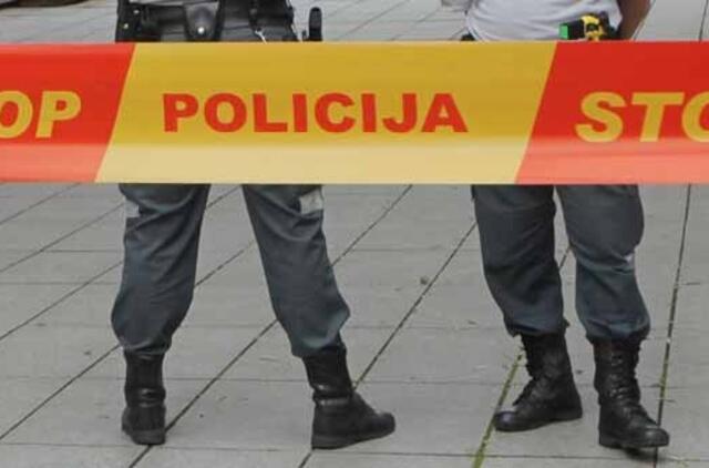 Neblaivi moteris puolė policininką