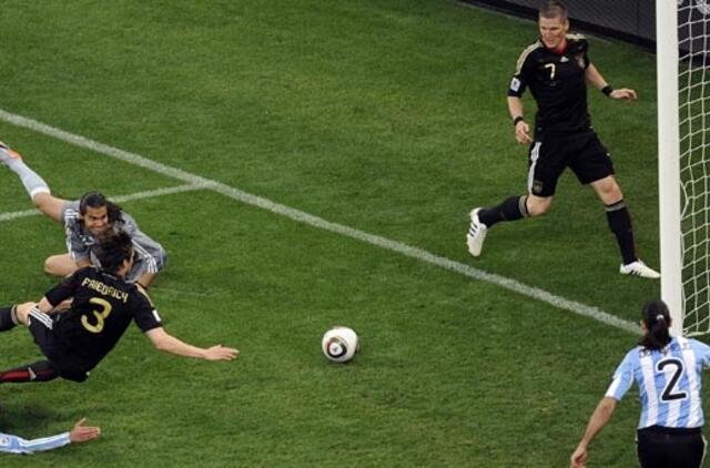 PAR 2010: Vokietijos futbolininkai ketvirtfinalyje 4:0 sutriuškino argentiniečius