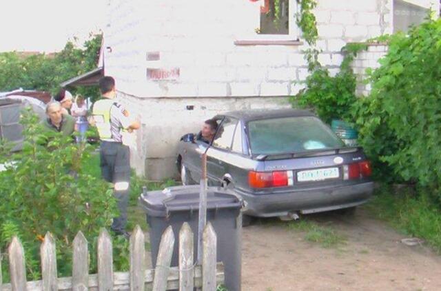 Piktas, girtas ir be teisių daužė automobilį