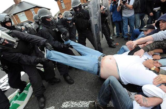 Šiaurės Airijoje tęsiasi riaušės, sužeisti 82 policininkai