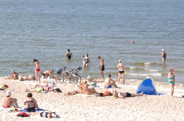 Žmonės pajūryje poilsiavo ramiai