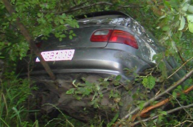 Žvyrkeliu lėkusi "Honda" atsidūrė upėje