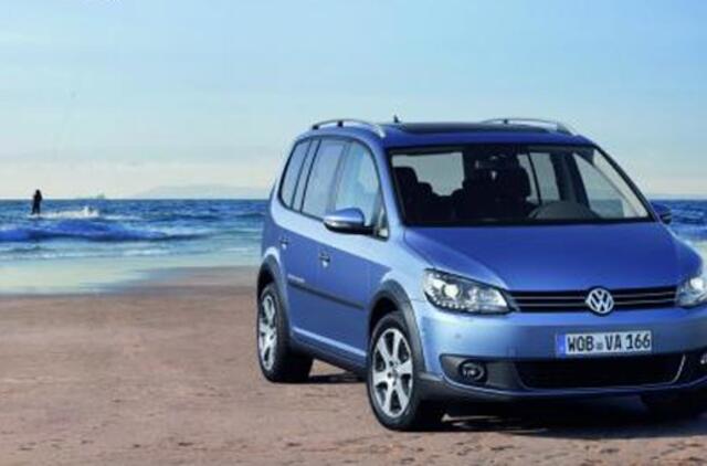 Atseit visureigis: "Volkswagen" pristatė antrąjį "CrossTouran"