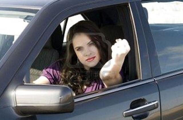 Britų vairuotojams vairuoti vasarą trukdo ir moterys, ir agresija