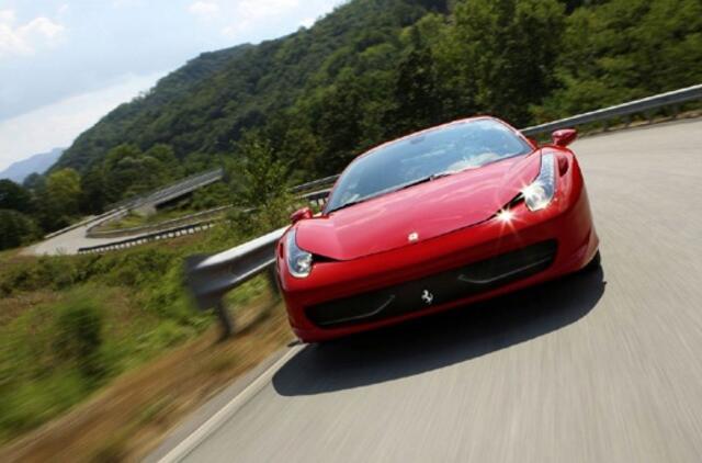 "Ferrari 458 Italia": "karšti" automobiliai gerai dega