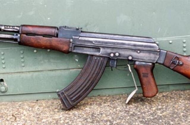 Irako kelių policininkai ginsis Kalašnikovo automatais