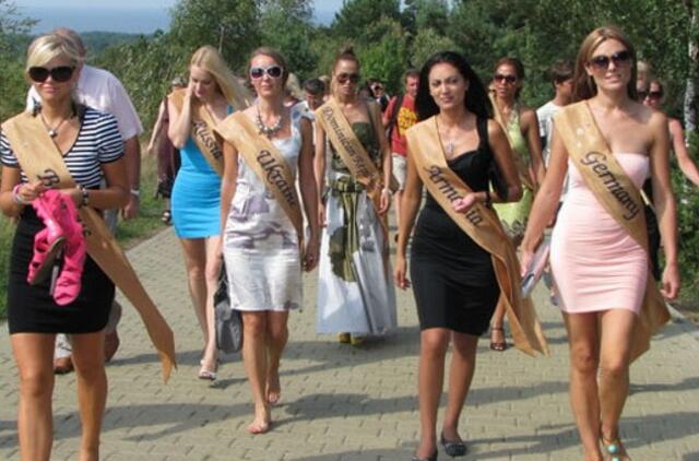 Nidoje lankėsi "Misis Visata 2010" dalyvės