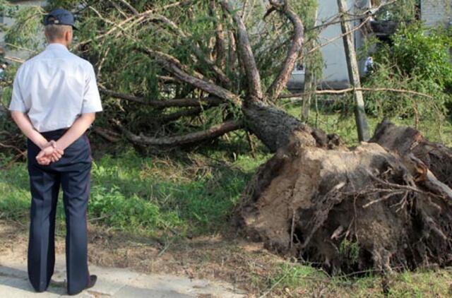Nuo vėtros nukentėjusieji gyventojai piniginių išmokų negaus