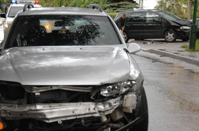 Sankryžoje taranuotas automobilis trenkėsi į tvorą