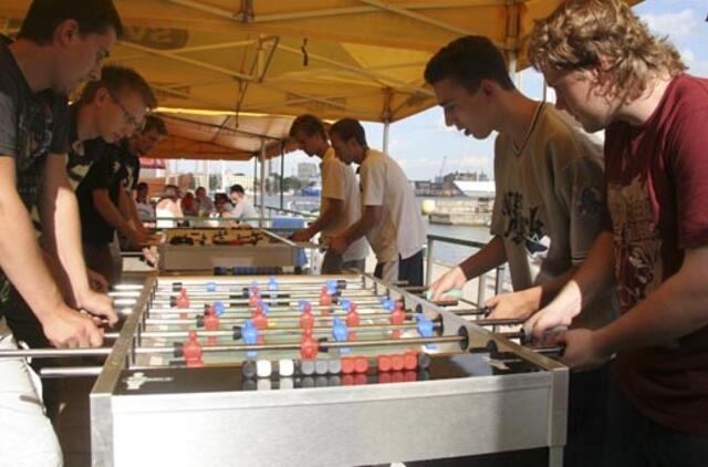 Smiltynėje - stalo futbolas po atviru dangumi