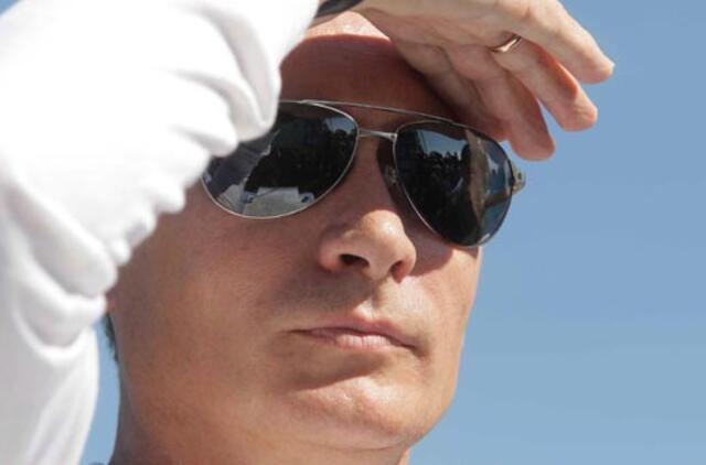 Vladimiras Putinas teigia, kad Rusiją valdo Dmitrijus Medvedevas