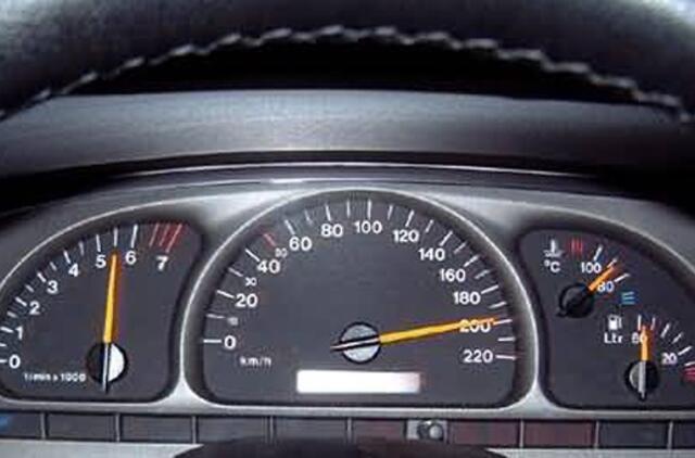 Vogtu automobiliu nuo pareigūnų spruko 200 km/h greičiu