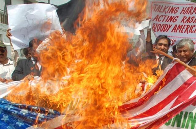 Afganistane prieš planus deginti Koraną protestavę žmonės mėgino pulti NATO bazę