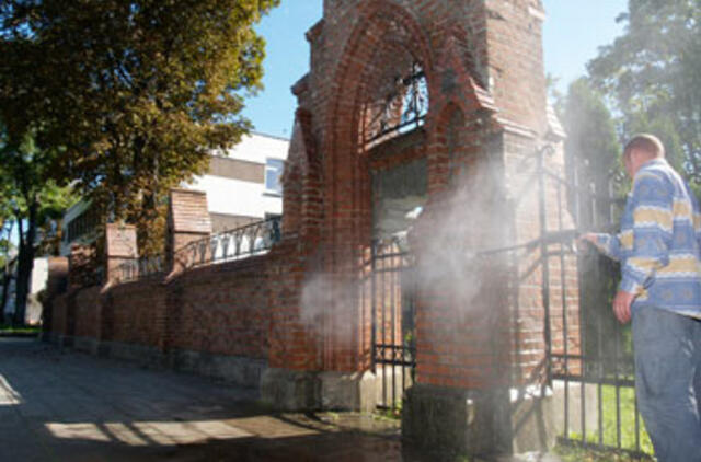 Atnaujina senųjų kapinių tvorą ir vartus