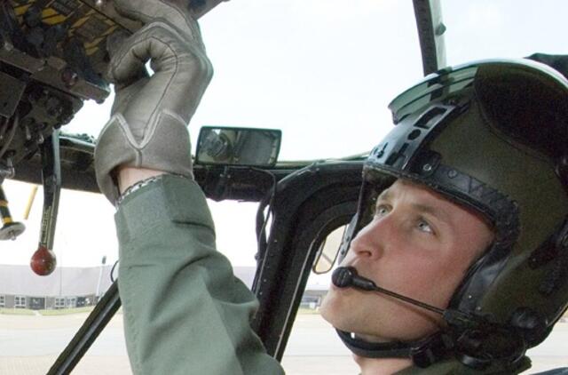 Britų princui Viljamui įteiktas sraigtasparnio piloto pažymėjimas