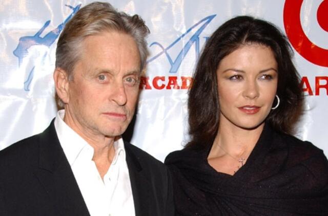 Catherine Zeta Jones pyksta ant medikų, kurie Michaelui Douglasui laiku nediagnozavo vėžio