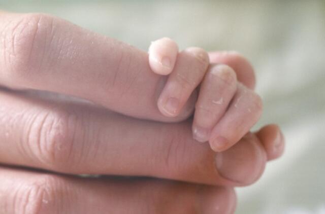 Gimdymo metu namuose mirė naujagimis