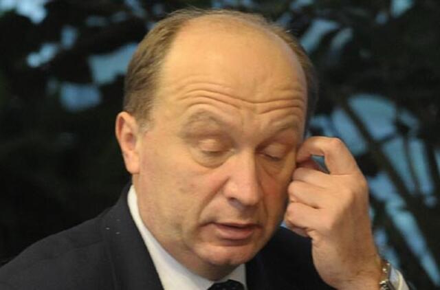 Iš premjero komandos traukiasi du patarėjai