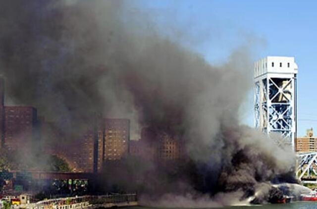 Niujorke užsidegė metro tiltas virš Harlemo upės