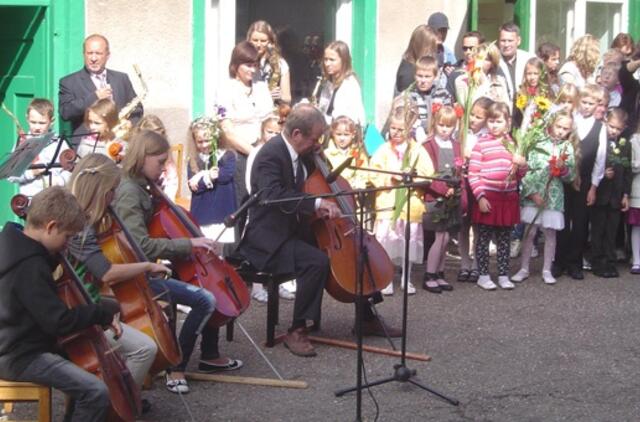 Pamario menininkų kalviams badas žiūri į akis
