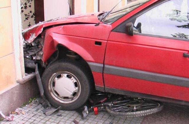 Partrenktą dviratininką automobilis įmetė į vitriną