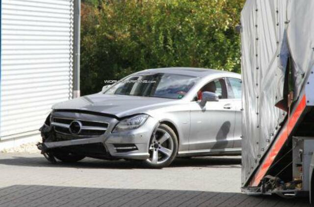 Paryžiaus autosalonas: CLS klasės "Mercedes-Benz" sudaužytas iki premjeros