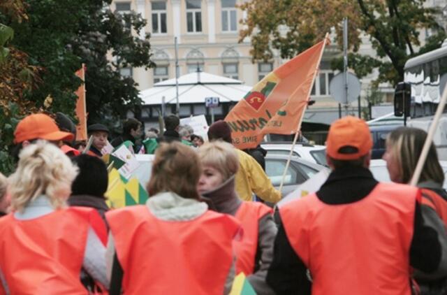 Protestuotojai, "išreikšdami panieką", grupelėmis praėjo pro Vyriausybę