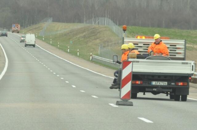 Specialistai tikrina suremontuotų bei remontuojamų kelių kokybę