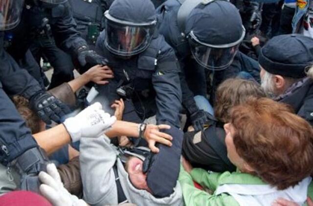 Štutgarte nuo policijos nukentėjo daug protestuotojų