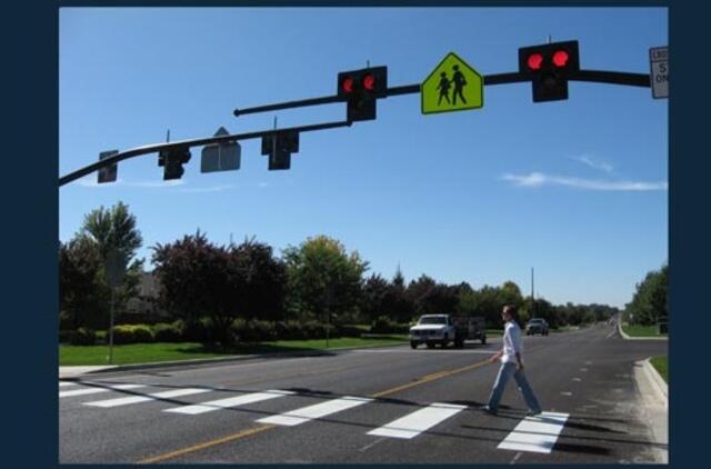 Žalio šviesoforo signalo nereikia - geriau du raudoni