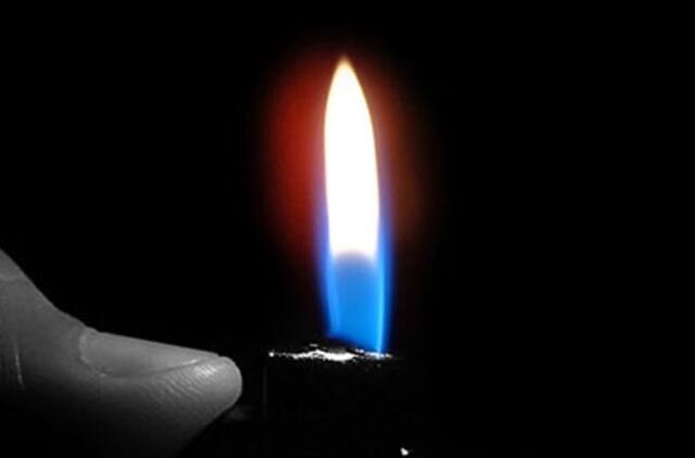 Bandymas parūkyti automobilyje sukėlė sprogimą