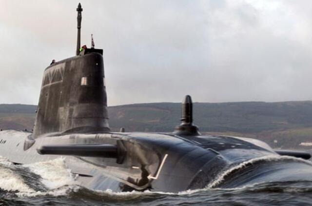 Britų atominis povandeninis laivas mėgins nuplaukti nuo seklumos per potvynį