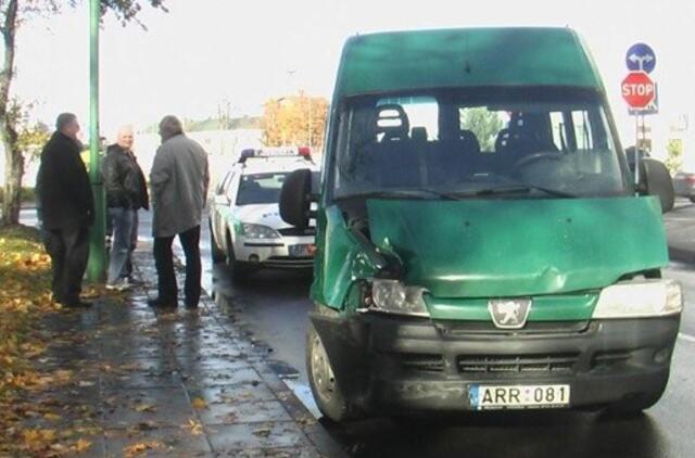 Dienos avarijų sąraše - ir autobusų susidūrimas