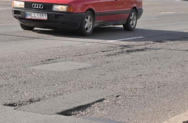 Duobės gatvėse: keisti kelininkų prioritetai