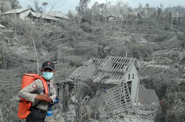 Indonezijoje išsiveržusio ugnikalnio aukomis tapo 25 žmonės