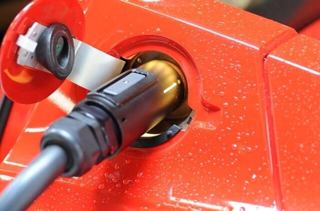 Kinija tikisi tapti stambiausiu elektromobilių gamintoju