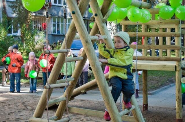 Klaipėdos daugiabučių kiemuose - aikštelės vaikams