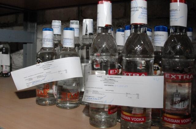 Kriminalistai sulaikė beveik 20 tūkst. butelių nelegalios degtinės